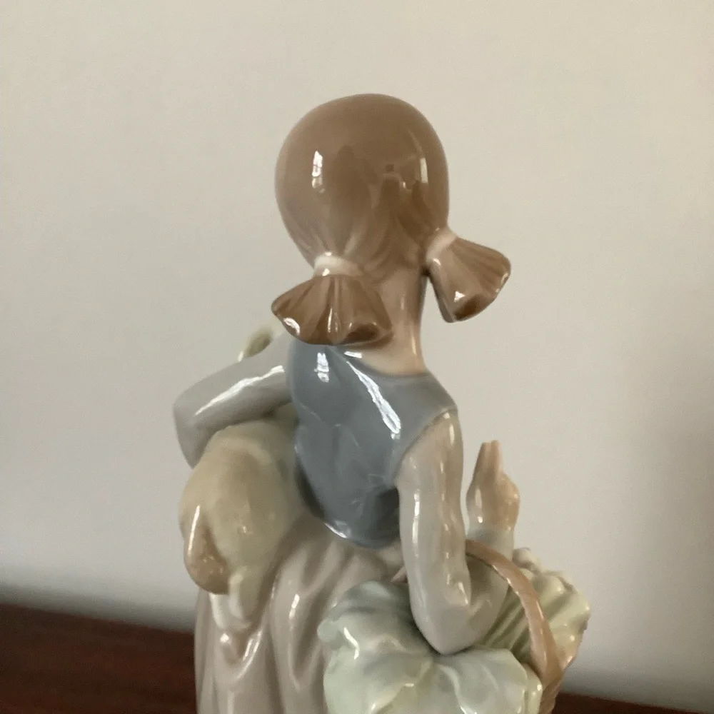 Lladro Girl with Lamb and basket of Leeks - Picture 7 of 7
